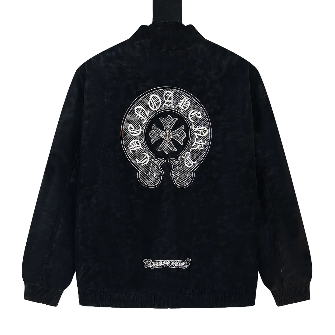 P390 Model No. Y654 Chromehearts/Chrome Hearts Dark Pattern Baseball Jacket Channel Boutique The favorite baseball jacket for trendy men and trendy women. There are versions at all levels in the market (you must compare the details). The most powerful quality control has been producing and researching baseball uniforms for 7 years. The details are exquisite. With it, you are the most beautiful boy in the world. The paint-coated full-face four-button buckle (button with LOGO), the average weight of the fabric is nearly 900 grams, and it is made of wool + eyeliner blended, custom-woven and dyed wool with high color fastness. The lining is made of silky and delicate cupro fiber! The texture is thick, the color is more uniform and beautiful, and the sharp edges and corners are full of three-dimensionality, showing laziness, casualness, and youthful vitality! size：M-XXL